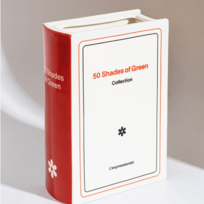 Objeto decorativo em forma de livro com texto 50 Shades of Green Collection.