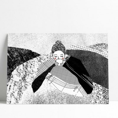 Ilustração a preto e branco de figura humana com cape preto e traços vermelhos