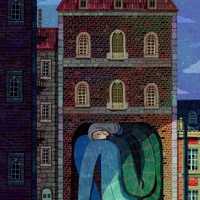 Edifício à noite com figura humana grande curvada à frente, vestindo roupa xadrez verde e azul