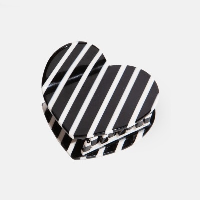 Grampo de cabelo coração com riscas brancas e pretas