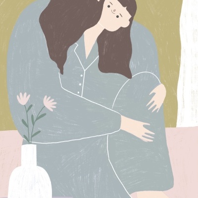 Ilustração de mulher de pijama azul claro ao lado de vaso com flores cor-de-rosa