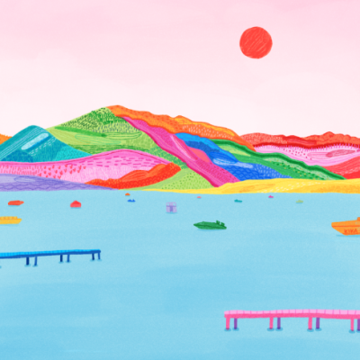 Ilustração colorida de montanhas multicoloridas, sol vermelho e água azul com barcos e cais