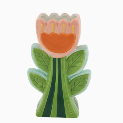 Vaso cerâmico em forma de flor com folhas verdes e pétalas castanho e laranja