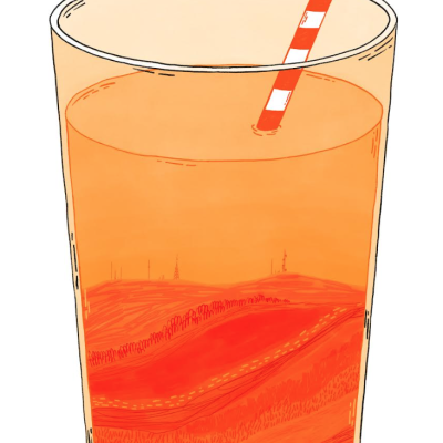 Copo transparente com bebida laranja e palhinha às riscas