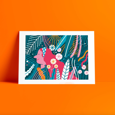 Postal ilustrado com elementos naturais e personagem feminina sobre fundo laranja