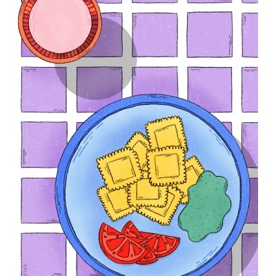 Prato azul com ravioli, tomate e molho verde sobre azulejos lilás, com copo de bebida rosa