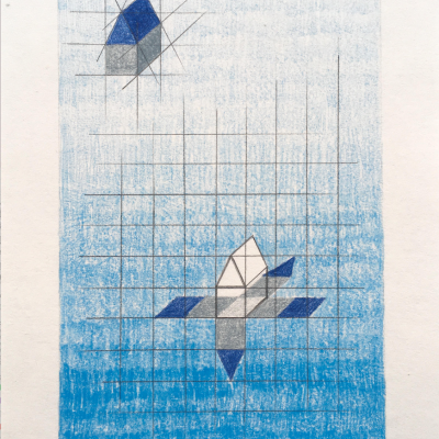 Desenho artístico geométrico com formas azuis, cinza e brancas sobre fundo azul e grelha.