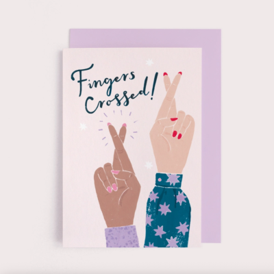 Cartão com ilustração de mãos cruzando dedos e texto Fingers Crossed