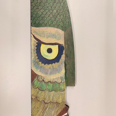 Decoração em madeira pintada com imagem estilizada do perfil de uma coruja