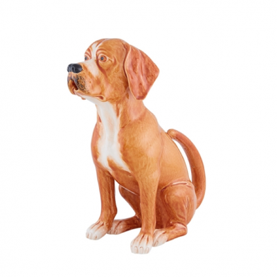 Figura decorativa de cão castanho e branco sentado