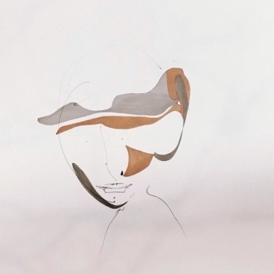 Desenho minimalista de rosto com traços finos e manchas castanhas e cinzentas