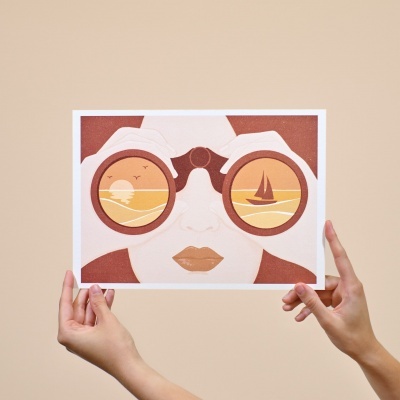 Imagem ilustrativa de rosto feminino com binóculos refletindo pôr do sol e veleiro