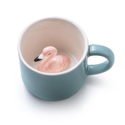 Caneca azul com interior branco e flamingo rosa dentro