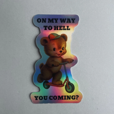 Autocolante holográfico com ursinho num trotinete e texto ON MY WAY TO HELL YOU COMING?