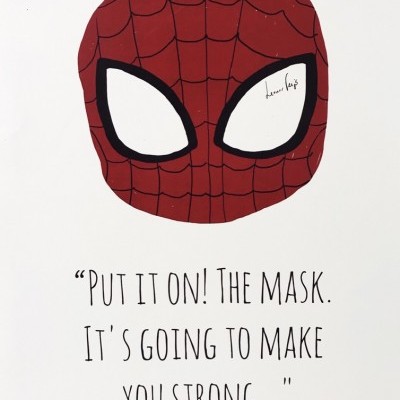 Desenho da máscara do Homem-Aranha com texto em inglês abaixo