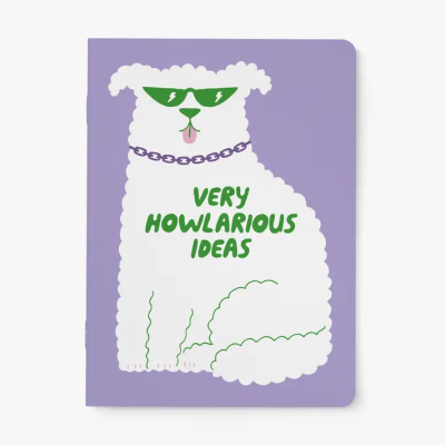 Caderno lilás com desenho de cão branco e texto VERY HOWLARIOUS IDEAS