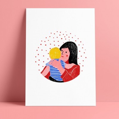 Ilustração de mulher abraçando criança em cartão postal sobre fundo rosa