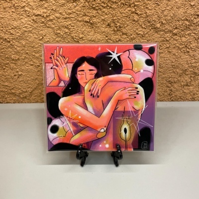 Ilustração artística de duas pessoas abraçadas com fundo colorido em suporte quadrado