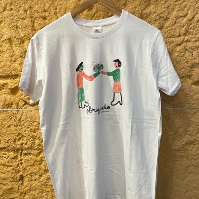 T-shirt branca com ilustração colorida e texto obrigado pendurada
