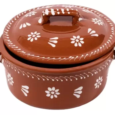 Caçarola de cerâmica castanha com decoração branca de flores e padrões