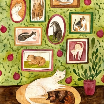 Ilustração de parede com quadros de gatos e cachorros, dois gatos deitados no tapete e planta em vaso.