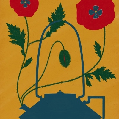 Bule azul com flores vermelhas e folhas verdes num fundo amarelo.