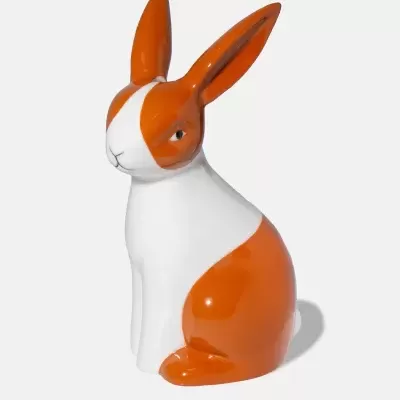 Estatueta decorativa de coelho em cerâmica laranja e branca
