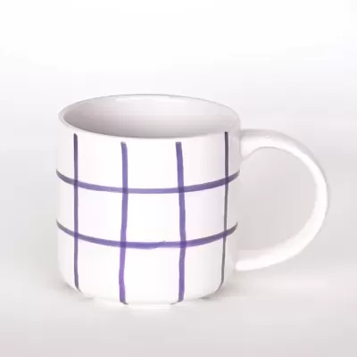 Caneca branca com padrão de linhas roxas e pega curva