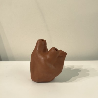 Vaso decorativo de cerâmica castanha com três aberturas.