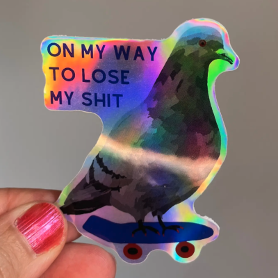 Adesivo holográfico de pombo em skate com texto ON MY WAY TO LOSE MY SHIT