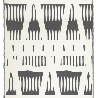 Tapete creme com padrão geométrico cinza escuro e franjas nas bordas