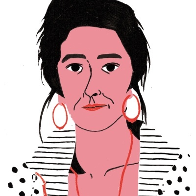 Ilustração colorida de mulher com brincos e colar, camisola às riscas e casaco com padrão de pontos