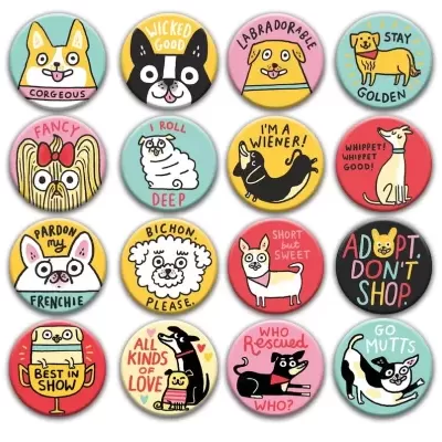 Botons coloridos com desenhos e frases divertidas de cães
