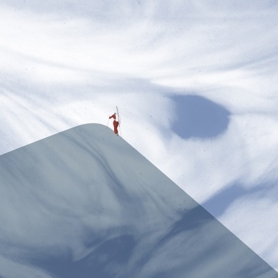 Figura vermelha em miniatura numa superfície azul clara contra fundo branco