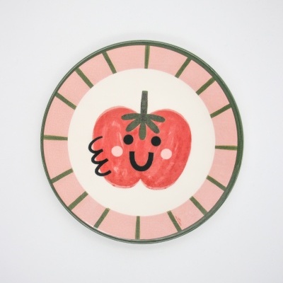 Prato redondo com desenho de tomate sorridente