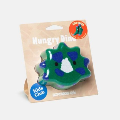 Borracha em forma de dinossauro verde com manchas azuis embalada num cartão bege.