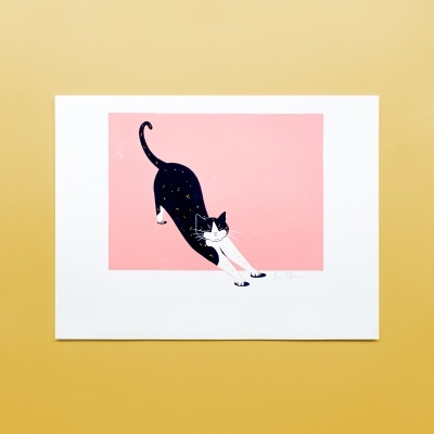 Ilustração de gato preto e branco a espreguiçar-se em fundo rosa com margem branca