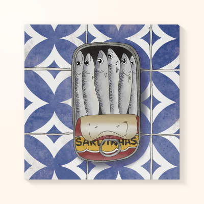 Lata aberta de sardinhas com cinco sardinhas contra fundo de azulejos brancos e azuis