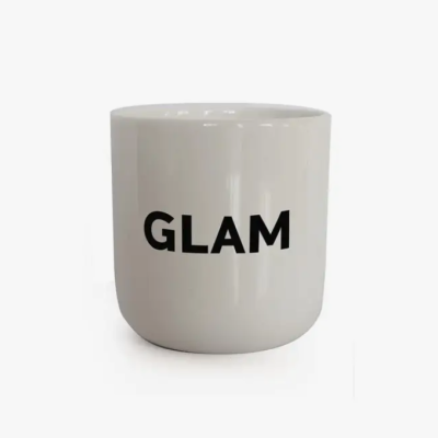 Caneca branca com texto 'GLAM' preto