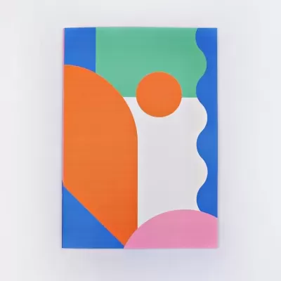 Caderno com capa colorida geométrica sobre fundo branco