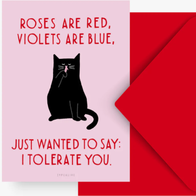 Cartão cor-de-rosa com texto vermelho e desenho de gato preto, com envelope vermelho