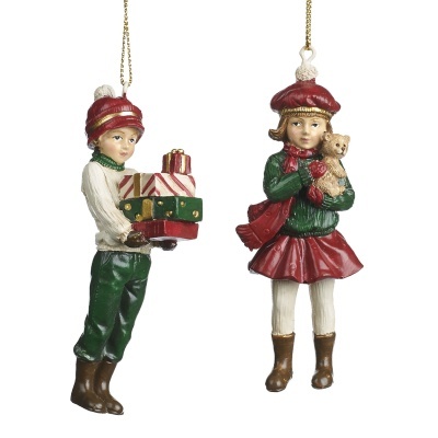 Ornamentos de Natal de menino e menina vestidos com roupa vermelha e verde
