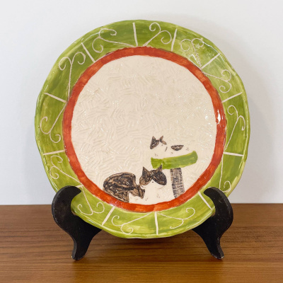 Prato decorativo em cerâmica verde com gatos pretos e suporte preto