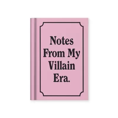 Caderno rosa com texto Notes From My Villain Era
