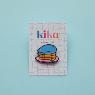Pin de esmalte com desenho de panquecas e forma azul, em cartão de apresentação