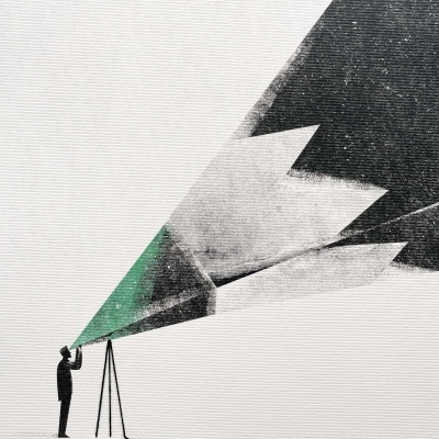 Figura humana preta usa telescópio com projeção de luz colorida em padrão abstrato