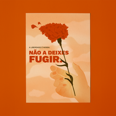 Cartaz com mão segurando um cravo vermelho e texto em português sobre fundo bege e laranja