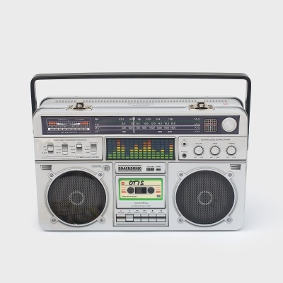 Rádio cassete retro branco com altifalantes frontais e visor colorido