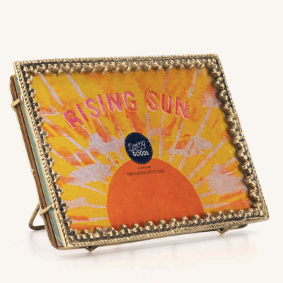 Moldura dourada com imagem com texto RISING SUN e selo Doing GOODS