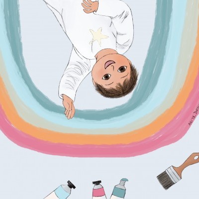 Bebé vestido de branco dentro de um arco-íris colorido pintado com tubos de tinta e pincel.